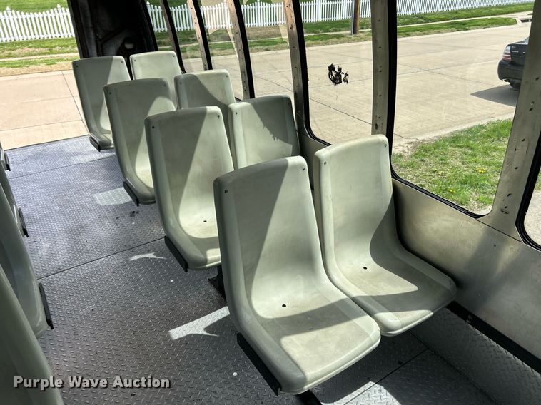 image for item EK2873 2003 Ford E450 Super Duty shuttle bus