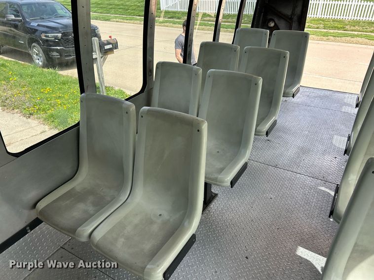 image for item EK2873 2003 Ford E450 Super Duty shuttle bus