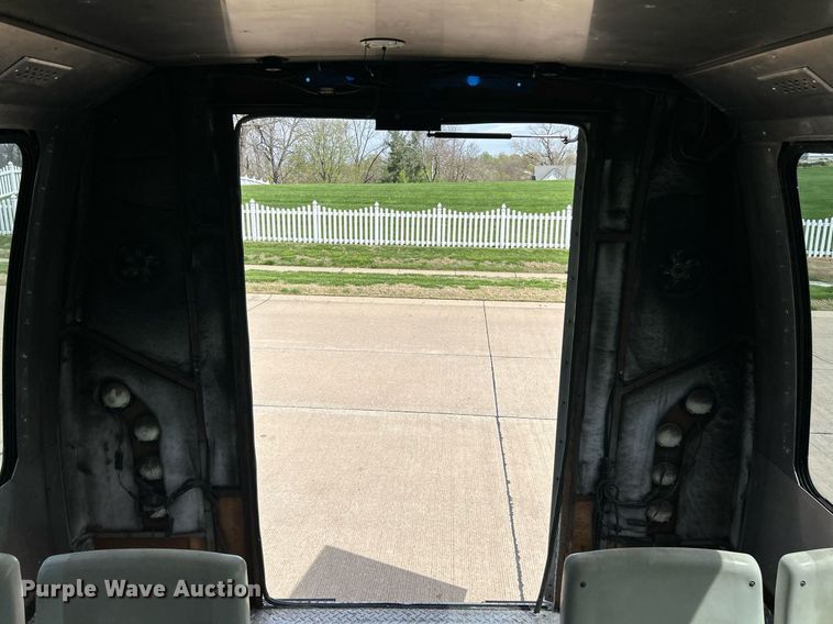 image for item EK2873 2003 Ford E450 Super Duty shuttle bus