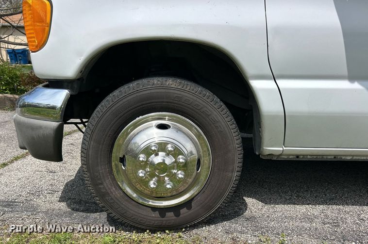 image for item EK2873 2003 Ford E450 Super Duty shuttle bus
