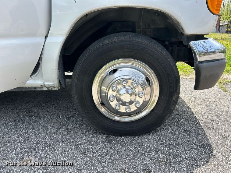 image for item EK2873 2003 Ford E450 Super Duty shuttle bus