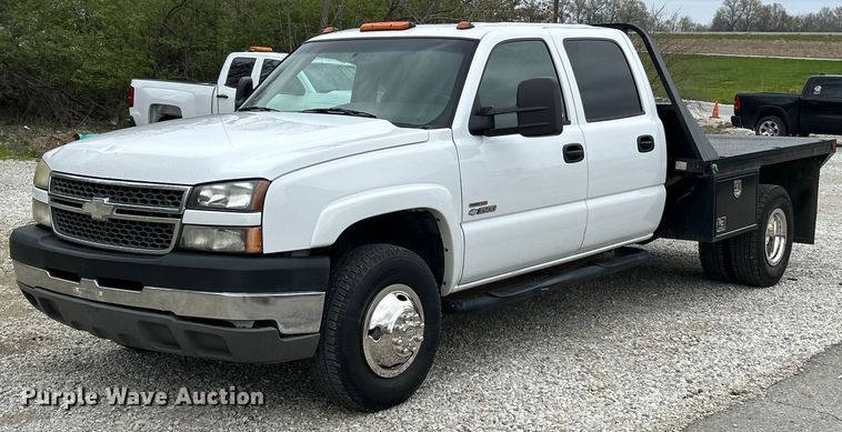 image for item EK2897 2005 Chevrolet Silverado 3500 LS Crew Cab flatbed pickup truck