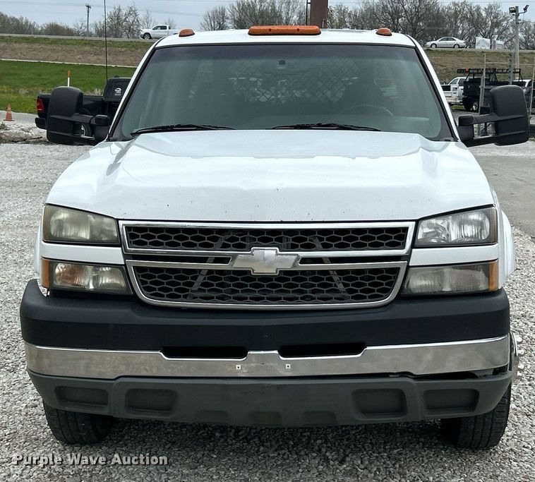 image for item EK2897 2005 Chevrolet Silverado 3500 LS Crew Cab flatbed pickup truck