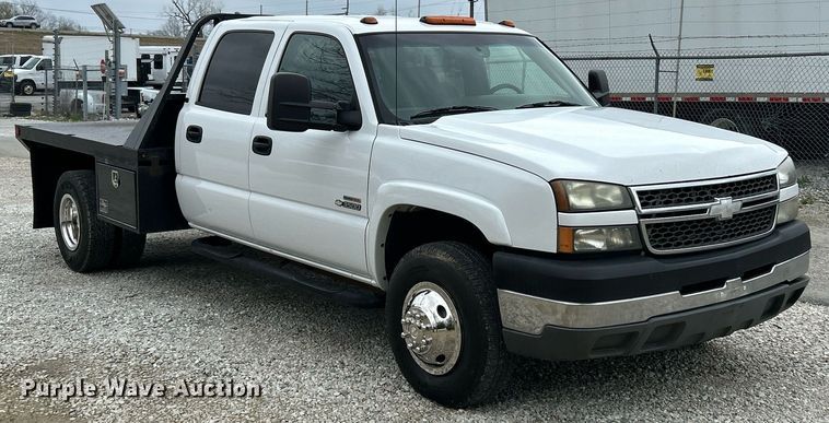 image for item EK2897 2005 Chevrolet Silverado 3500 LS Crew Cab flatbed pickup truck