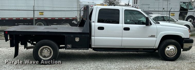 image for item EK2897 2005 Chevrolet Silverado 3500 LS Crew Cab flatbed pickup truck
