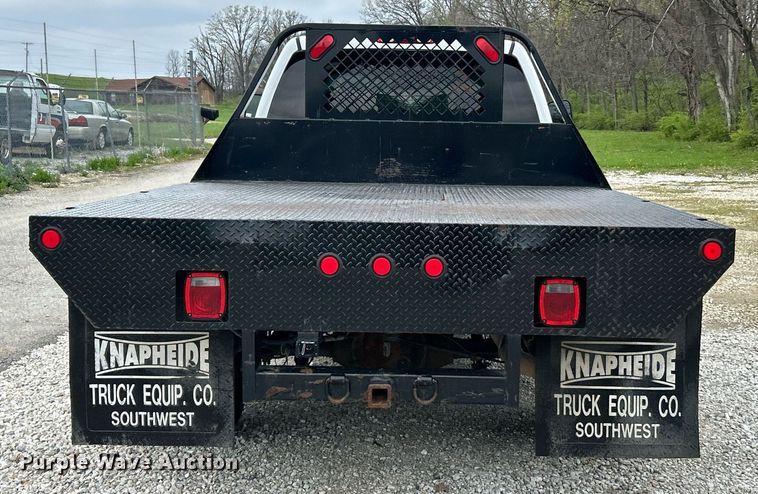 image for item EK2897 2005 Chevrolet Silverado 3500 LS Crew Cab flatbed pickup truck