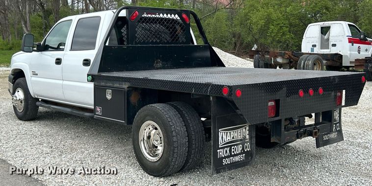 image for item EK2897 2005 Chevrolet Silverado 3500 LS Crew Cab flatbed pickup truck