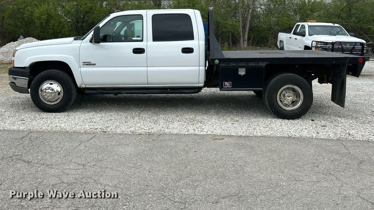image for item EK2897 2005 Chevrolet Silverado 3500 LS Crew Cab flatbed pickup truck
