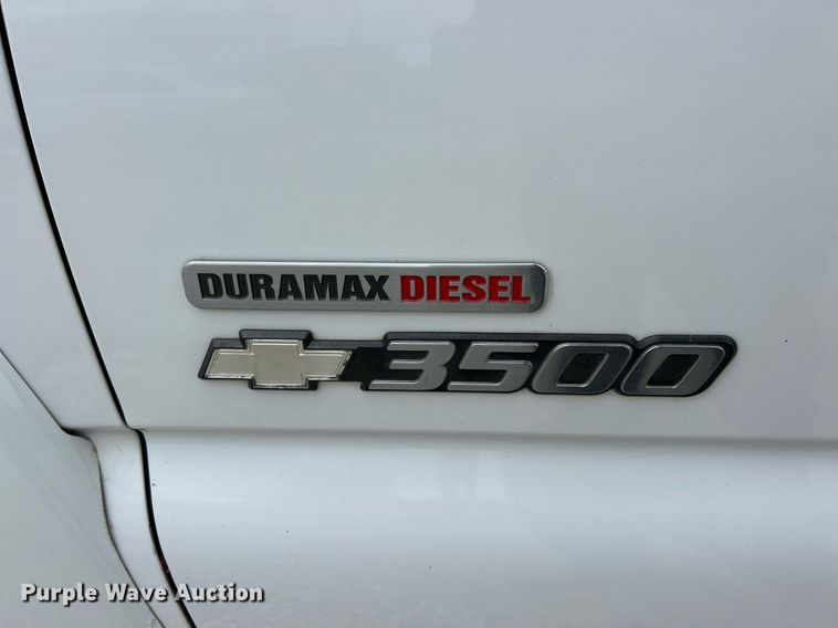 image for item EK2897 2005 Chevrolet Silverado 3500 LS Crew Cab flatbed pickup truck