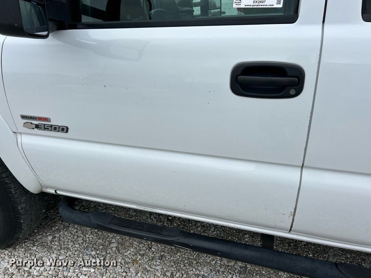 image for item EK2897 2005 Chevrolet Silverado 3500 LS Crew Cab flatbed pickup truck