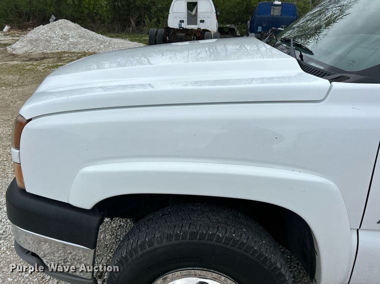 image for item EK2897 2005 Chevrolet Silverado 3500 LS Crew Cab flatbed pickup truck