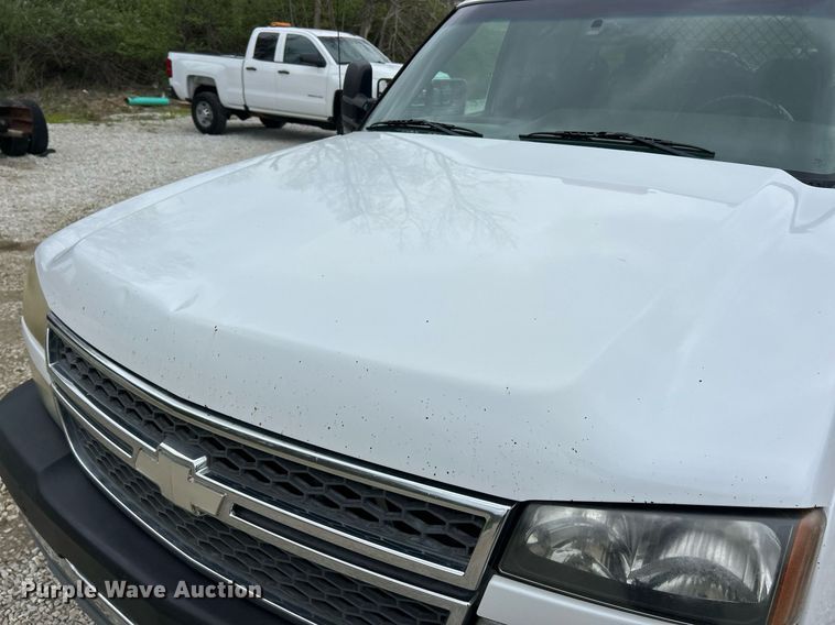 image for item EK2897 2005 Chevrolet Silverado 3500 LS Crew Cab flatbed pickup truck