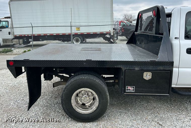 image for item EK2897 2005 Chevrolet Silverado 3500 LS Crew Cab flatbed pickup truck