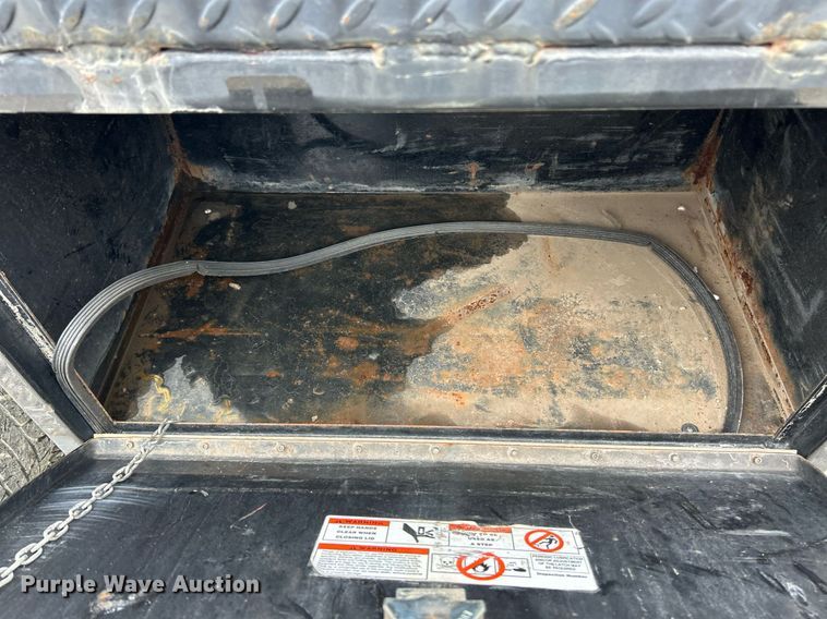 image for item EK2897 2005 Chevrolet Silverado 3500 LS Crew Cab flatbed pickup truck