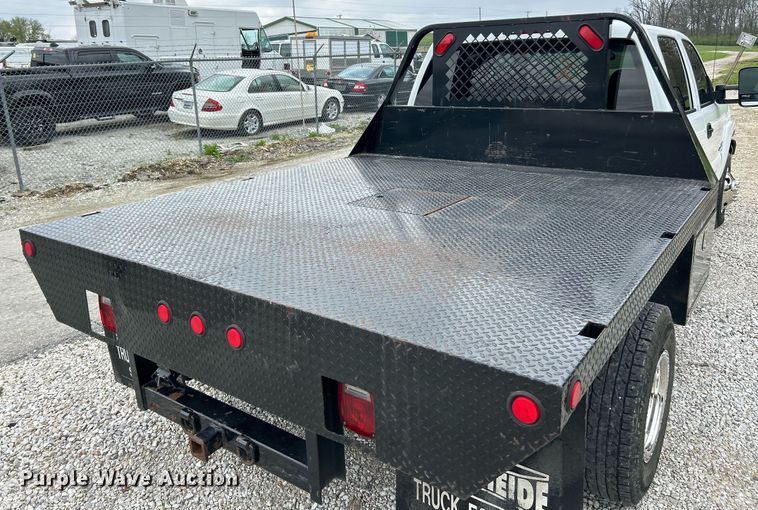 image for item EK2897 2005 Chevrolet Silverado 3500 LS Crew Cab flatbed pickup truck