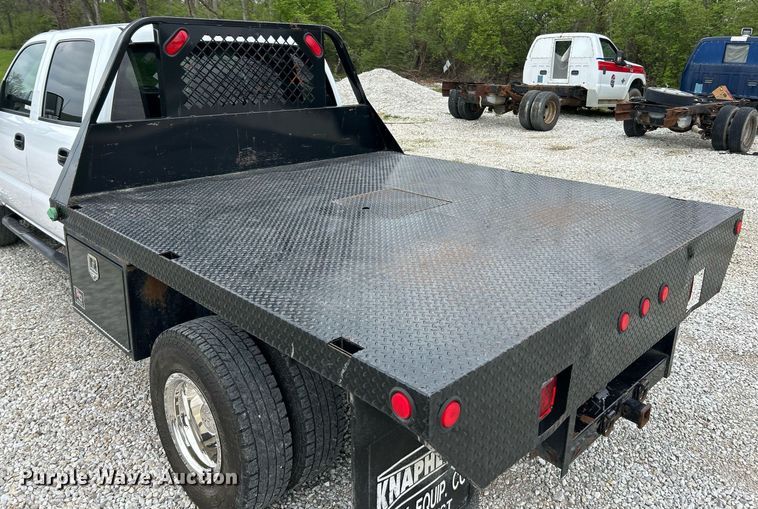 image for item EK2897 2005 Chevrolet Silverado 3500 LS Crew Cab flatbed pickup truck