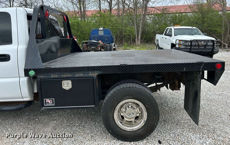 image for item EK2897 2005 Chevrolet Silverado 3500 LS Crew Cab flatbed pickup truck