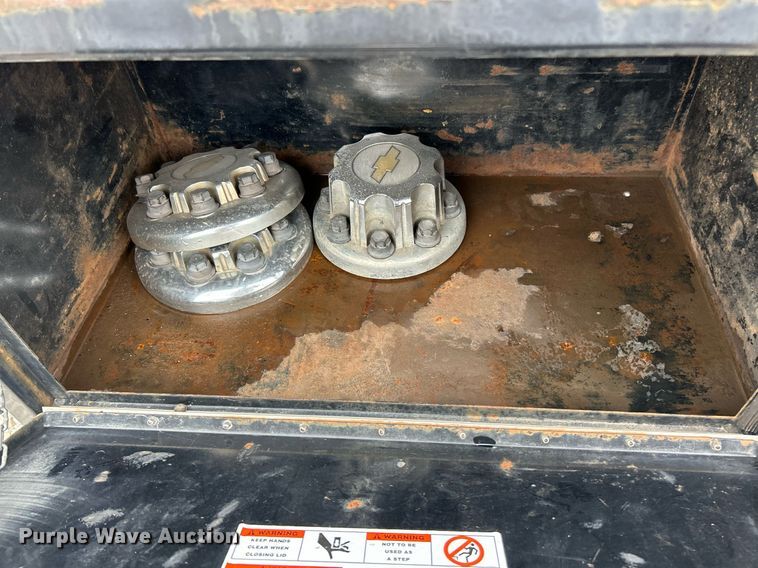 image for item EK2897 2005 Chevrolet Silverado 3500 LS Crew Cab flatbed pickup truck