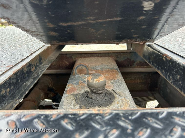 image for item EK2897 2005 Chevrolet Silverado 3500 LS Crew Cab flatbed pickup truck