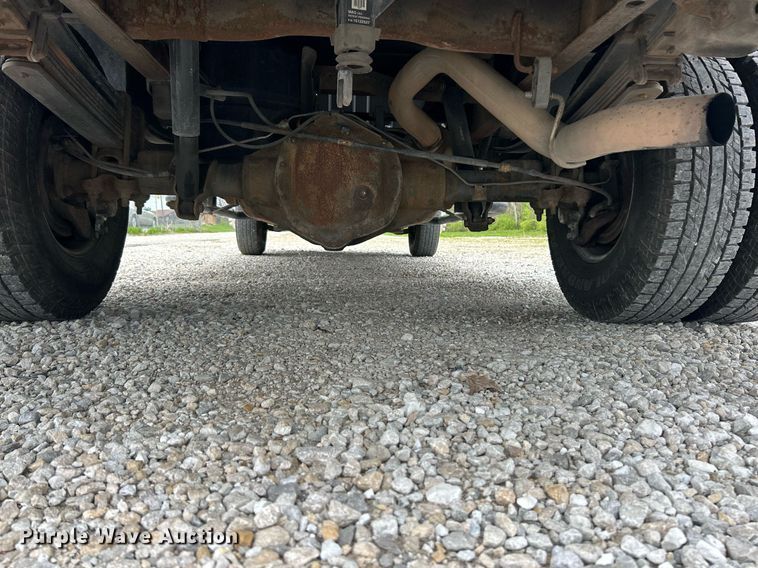 image for item EK2897 2005 Chevrolet Silverado 3500 LS Crew Cab flatbed pickup truck