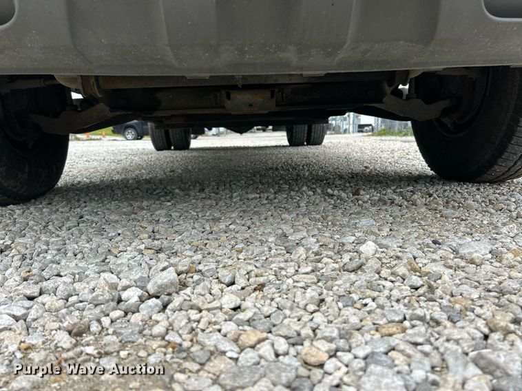 image for item EK2897 2005 Chevrolet Silverado 3500 LS Crew Cab flatbed pickup truck