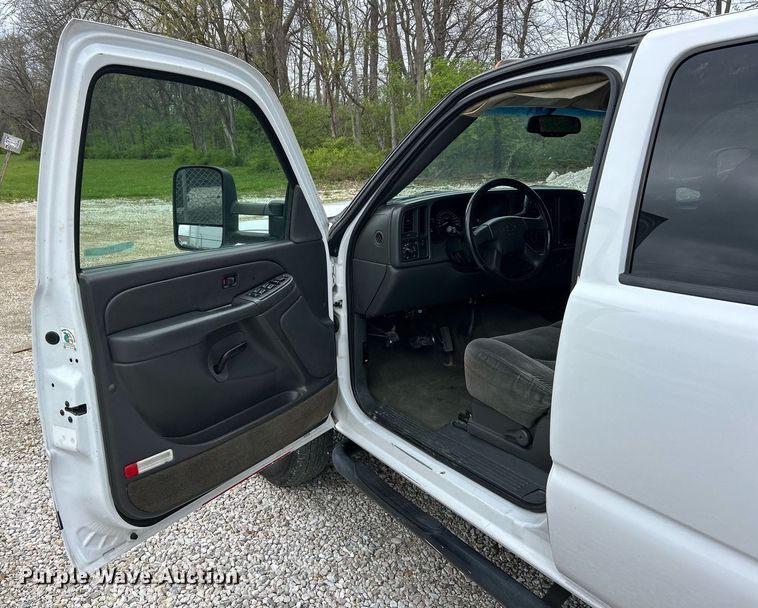 image for item EK2897 2005 Chevrolet Silverado 3500 LS Crew Cab flatbed pickup truck