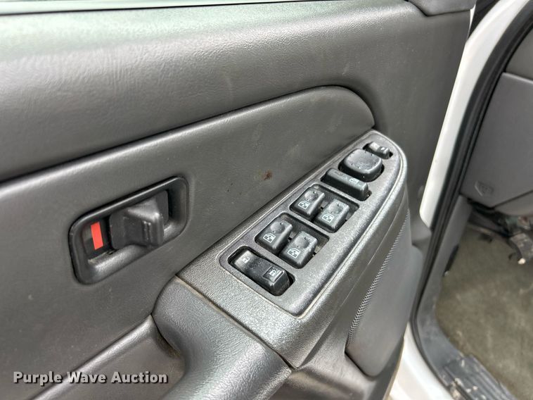 image for item EK2897 2005 Chevrolet Silverado 3500 LS Crew Cab flatbed pickup truck