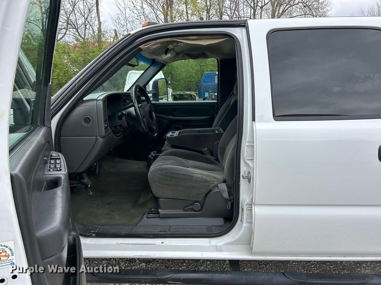 image for item EK2897 2005 Chevrolet Silverado 3500 LS Crew Cab flatbed pickup truck