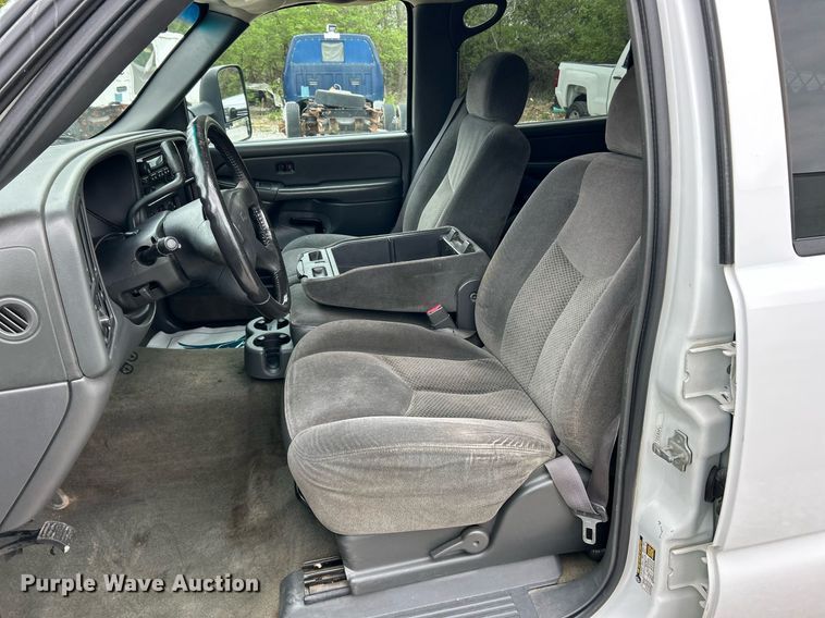 image for item EK2897 2005 Chevrolet Silverado 3500 LS Crew Cab flatbed pickup truck