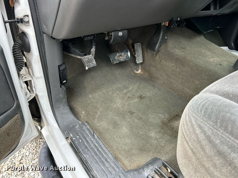 image for item EK2897 2005 Chevrolet Silverado 3500 LS Crew Cab flatbed pickup truck