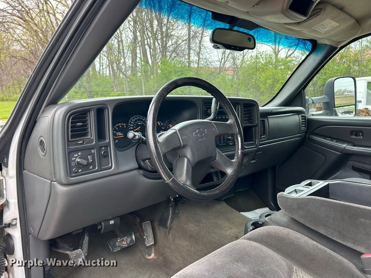 image for item EK2897 2005 Chevrolet Silverado 3500 LS Crew Cab flatbed pickup truck