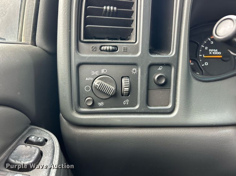 image for item EK2897 2005 Chevrolet Silverado 3500 LS Crew Cab flatbed pickup truck