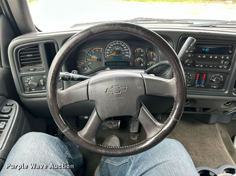 image for item EK2897 2005 Chevrolet Silverado 3500 LS Crew Cab flatbed pickup truck