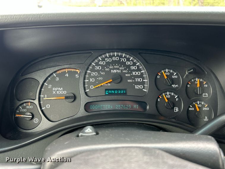 image for item EK2897 2005 Chevrolet Silverado 3500 LS Crew Cab flatbed pickup truck