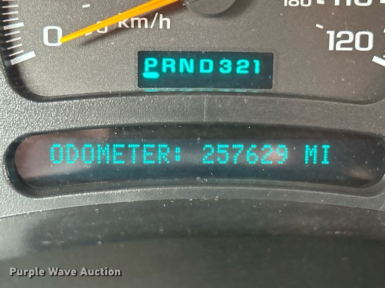 image for item EK2897 2005 Chevrolet Silverado 3500 LS Crew Cab flatbed pickup truck