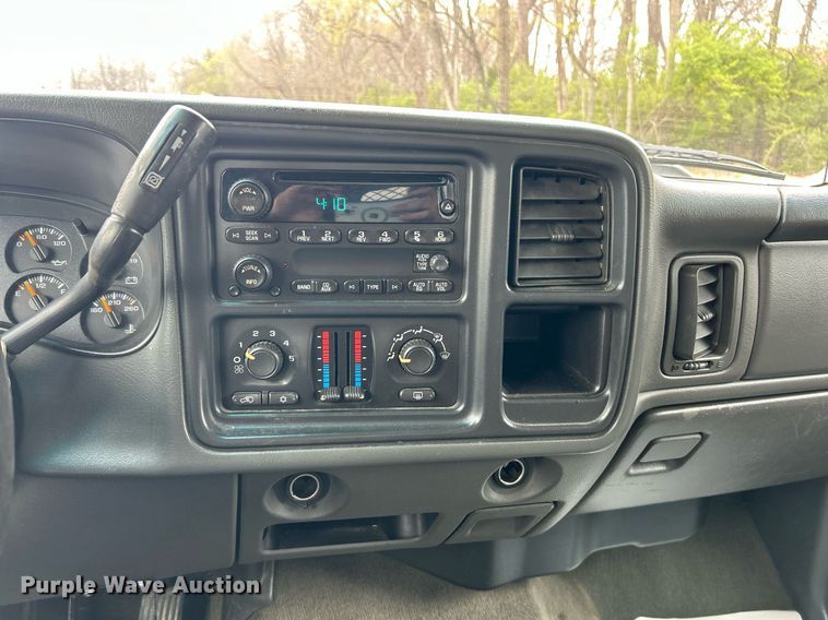 image for item EK2897 2005 Chevrolet Silverado 3500 LS Crew Cab flatbed pickup truck