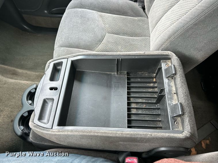 image for item EK2897 2005 Chevrolet Silverado 3500 LS Crew Cab flatbed pickup truck