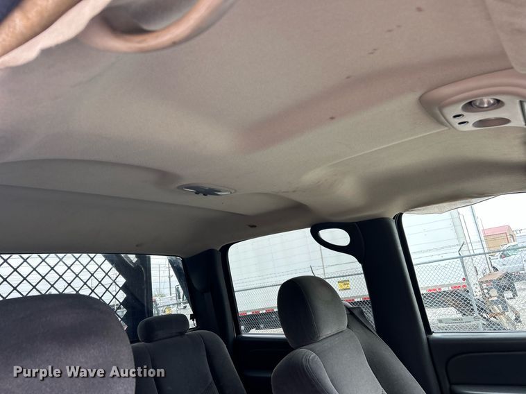 image for item EK2897 2005 Chevrolet Silverado 3500 LS Crew Cab flatbed pickup truck