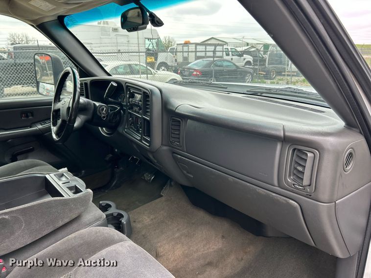 image for item EK2897 2005 Chevrolet Silverado 3500 LS Crew Cab flatbed pickup truck