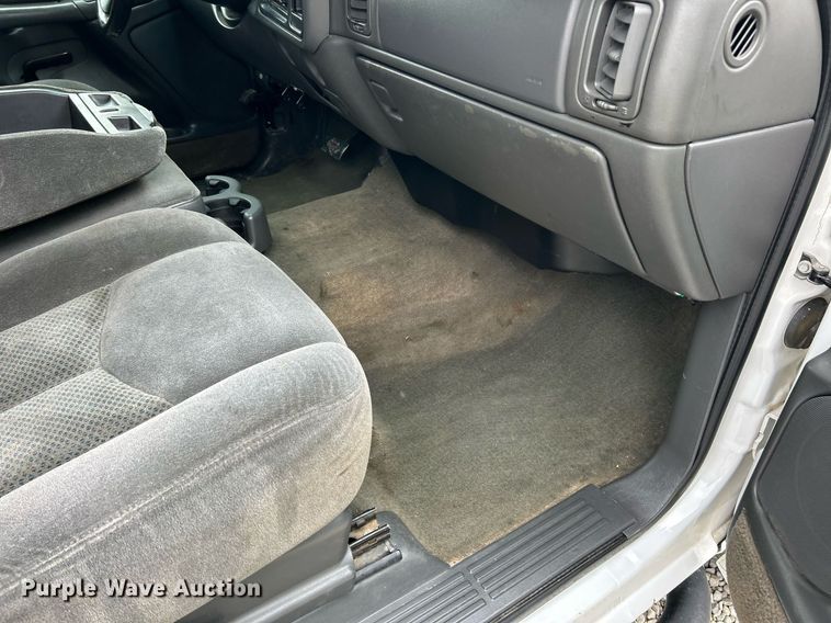 image for item EK2897 2005 Chevrolet Silverado 3500 LS Crew Cab flatbed pickup truck