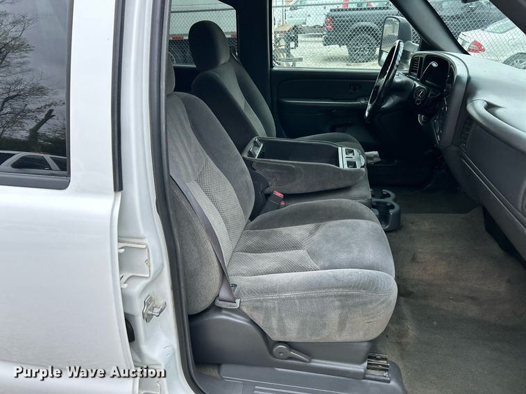 image for item EK2897 2005 Chevrolet Silverado 3500 LS Crew Cab flatbed pickup truck