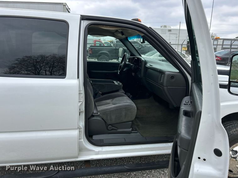 image for item EK2897 2005 Chevrolet Silverado 3500 LS Crew Cab flatbed pickup truck