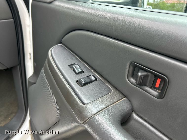 image for item EK2897 2005 Chevrolet Silverado 3500 LS Crew Cab flatbed pickup truck