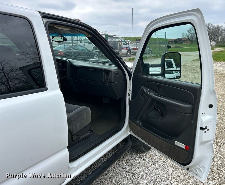 image for item EK2897 2005 Chevrolet Silverado 3500 LS Crew Cab flatbed pickup truck