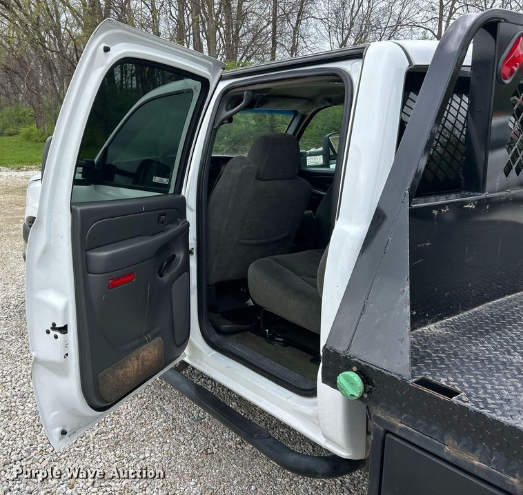 image for item EK2897 2005 Chevrolet Silverado 3500 LS Crew Cab flatbed pickup truck