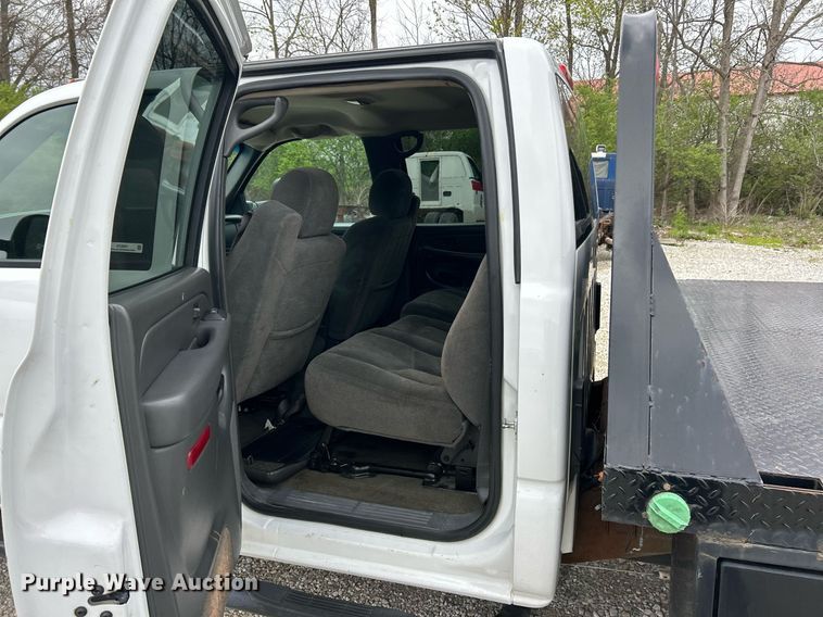 image for item EK2897 2005 Chevrolet Silverado 3500 LS Crew Cab flatbed pickup truck