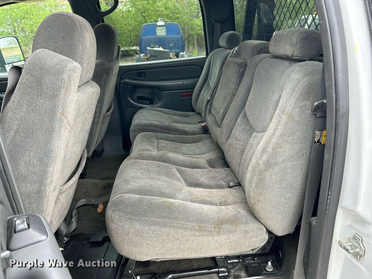 image for item EK2897 2005 Chevrolet Silverado 3500 LS Crew Cab flatbed pickup truck