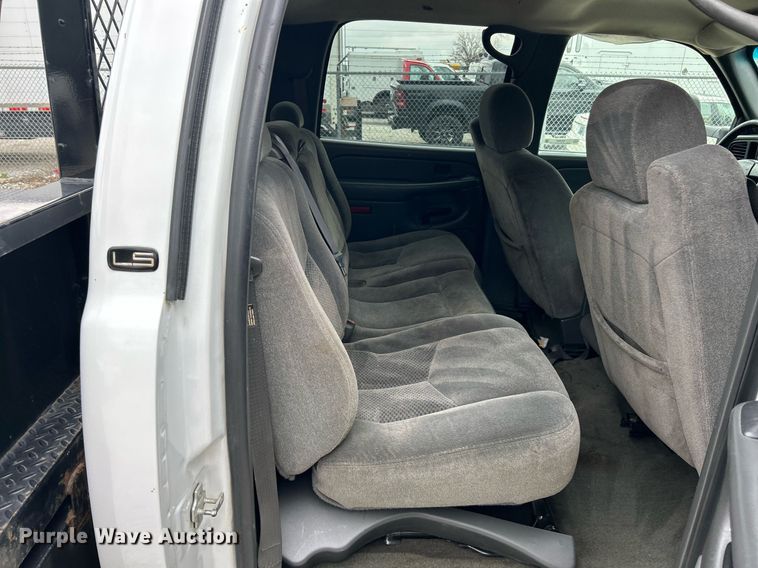 image for item EK2897 2005 Chevrolet Silverado 3500 LS Crew Cab flatbed pickup truck