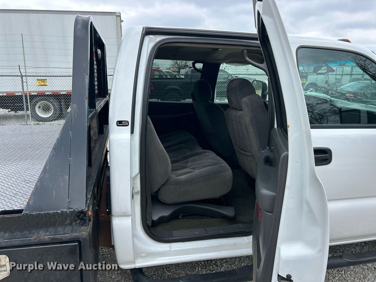 image for item EK2897 2005 Chevrolet Silverado 3500 LS Crew Cab flatbed pickup truck