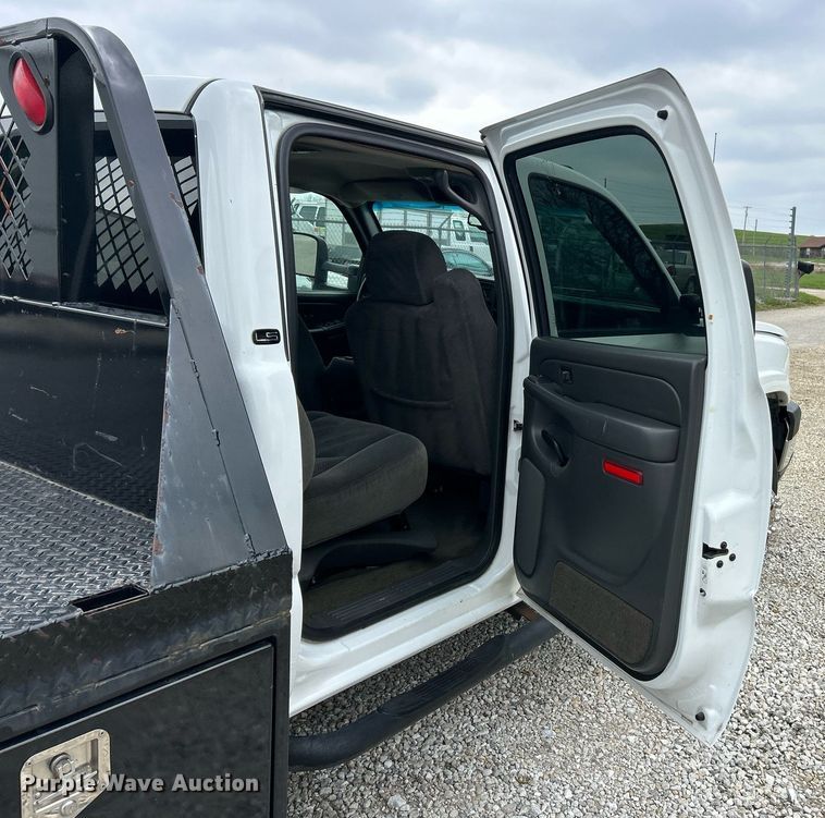 image for item EK2897 2005 Chevrolet Silverado 3500 LS Crew Cab flatbed pickup truck